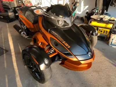 Spyder RSS 2011 sm5 manuel 5 vitesses, lumières changer pour des LED, 1 muffler de plus, 1 GPR en ca...
