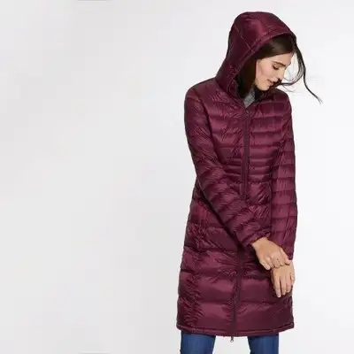 Manteaux en duvet à vendre avec capuchon. Grandeur xsmall. Tous les manteaux sont neufs et encore av...
