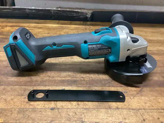 MAKITA LXT 18v BRUSHLESS 4 1/2” SLIDE SWITCH GRINDER in Power Tools in Barrie - Image 7