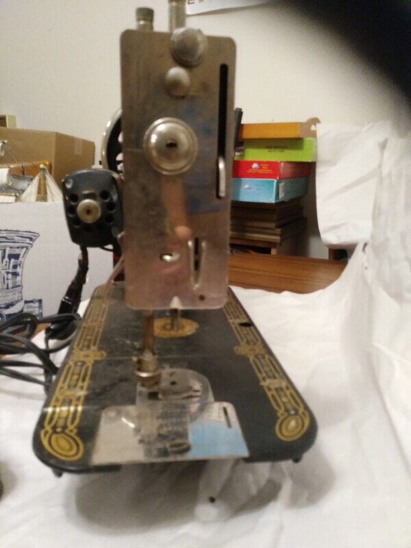 Antique Seamstress Rotary sewing machine in Arts & Collectibles in Oshawa / Durham Region - Image 4