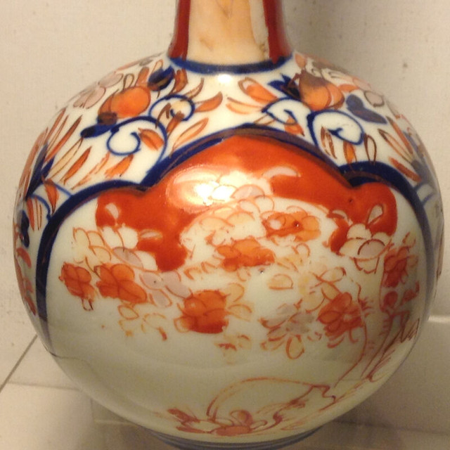 ANTIQUE 19TH CENTURY JAPANESE IMARI VASE in Arts & Collectibles in Vancouver - Image 4