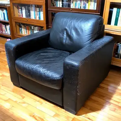 Big leather chair / Grand fauteuil en cuir, View more