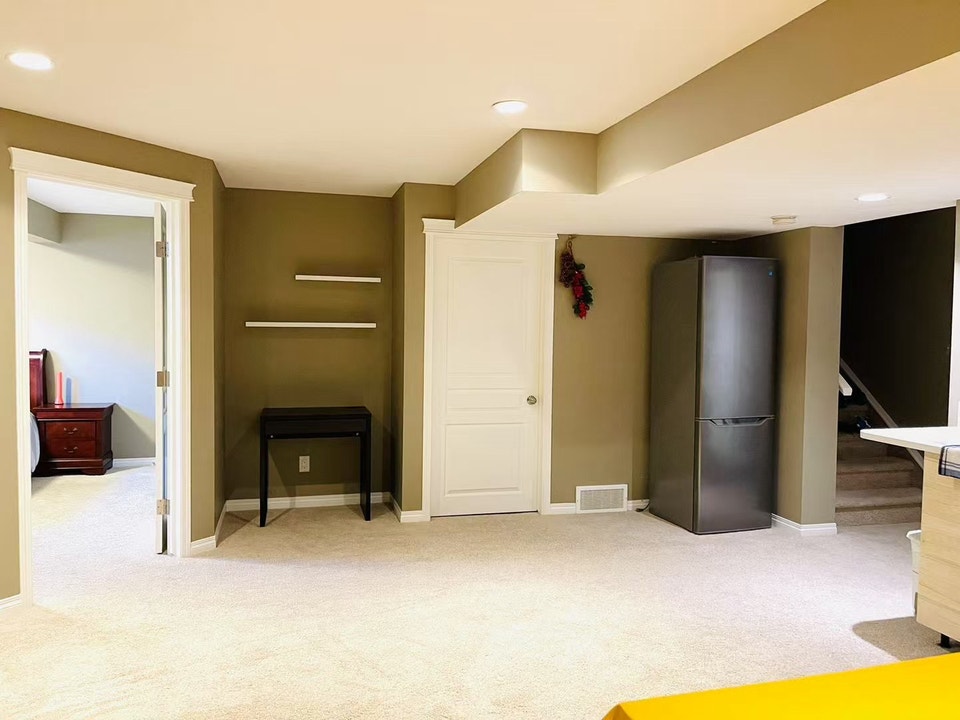 Spacious & bright Bsmt Suite in Calgary NW- Separate Entrance 5