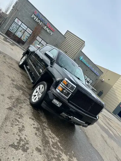 2014 *Chevrolet* *Silverado 1500* *4WD Crew Cab Standard Box 5.3L High Country___________________ ....