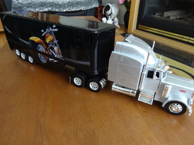 Peterbilt (388,579)trucks with sleepers and trailers, scale 1/28 in Arts & Collectibles in Markham / York Region - Image 4