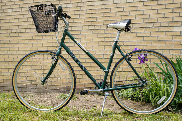 Ladies Bicycle - GIANT Cross Series - Like New in Road in City of Toronto - Image 2