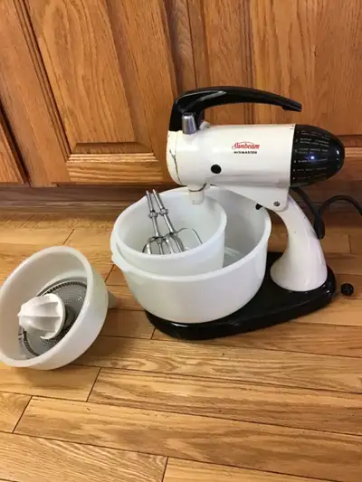 Vintage Sunbeam Mixmaster with original 2 milk glass bowls and with juicer attachment Ready for pick...