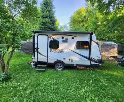 Je vends ma roulotte hybride Kodiak 172E de 2014, idéale pour les familles ou les couples aventureux...