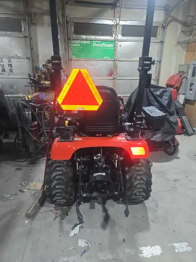 2021 kioti cs2220 compact tractor with kioti sl2420 front loader. 95hrs Diesel Mint