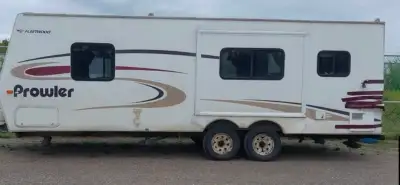 Selling a 2005 fleetwood prowler travel trailer. SALVAGE TITLE.HAS DAMAGE ON LEFT REAR CORNER AS SHO...