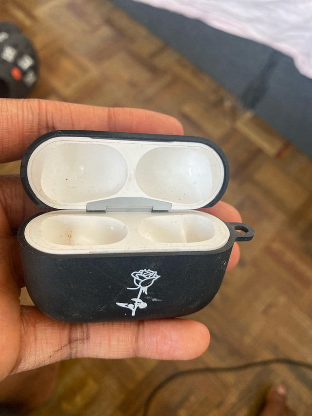 AirPod pro case in General Electronics in City of Toronto