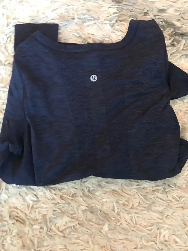 Lulu lemon long sleeves set  in Women's - Tops & Outerwear in City of Toronto - Image 5