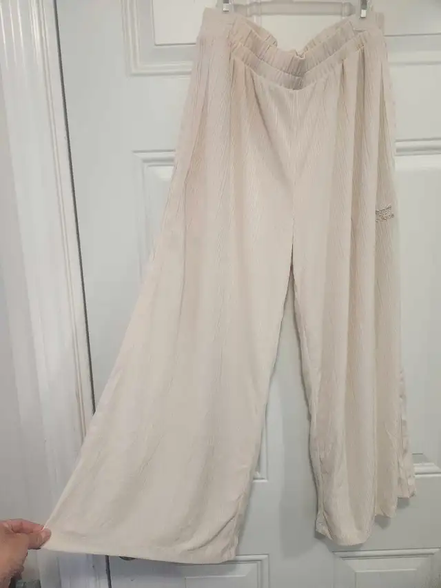 Adidas linen pants Size M in Women's - Bottoms in City of Toronto - Image 2