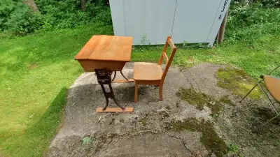 Pupitre d'école et chaise, View more