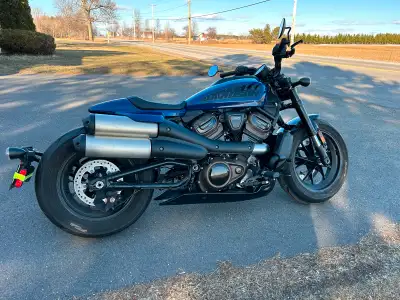 Harley Davidson Sportster S. Seulement que 1708 km au compteur. Casque inclus. Cause de la vente : M...
