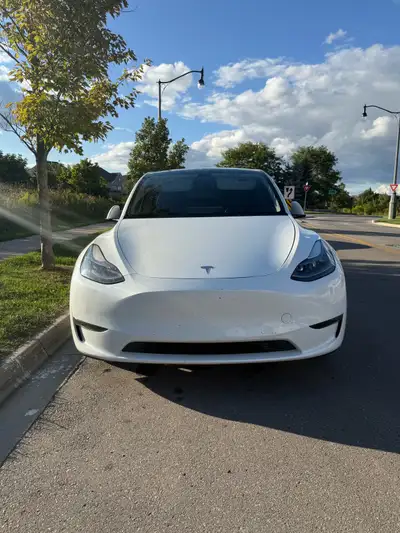 Great condition 2022 tesla model Y Performance model Driven 127k Asking price $34,500 or 33,000 with...