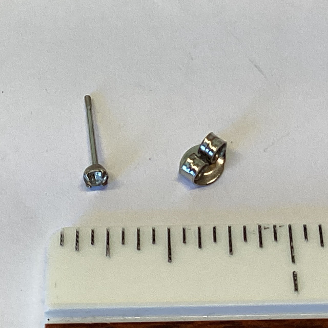 Single Silver Toned Rhinestone Pierced Earring in Jewellery & Watches in Winnipeg - Image 2