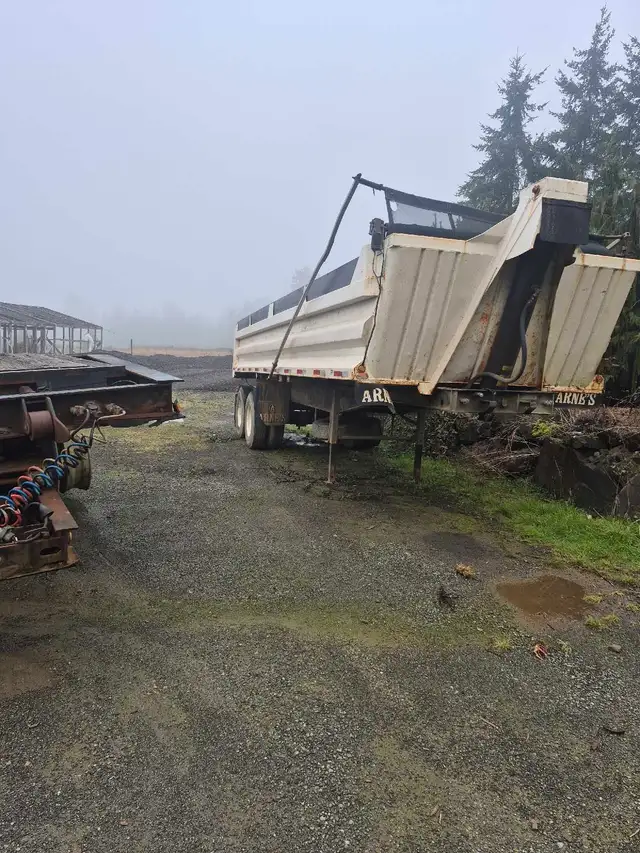 Kenworth with tri enddump and Tandem enddump in Heavy Trucks in Port Alberni - Image 7