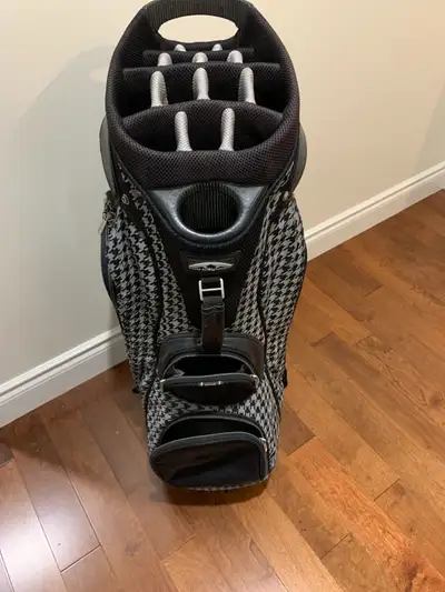 Gently used Sun Mountain golf cart bag, designed to keep your gear organized and your game on point....