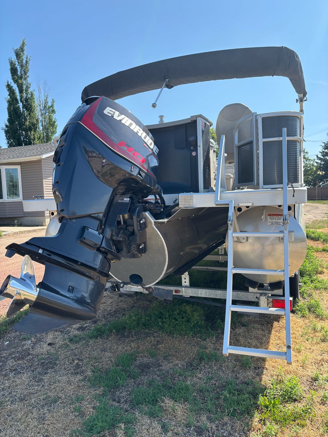 Bennington Pontoon in Powerboats & Motorboats in Saskatoon - Image 3