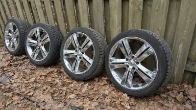 J'offre un ensemble de quatre roues SM Sports de 18 pouces avec pneus, parfaites pour rehausser l'ap...