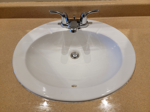 À vendre Lavabo blanc de salle de bain Celite avec Robinet Moen dans Articles pour la salle de bains  à Ville de Montréal