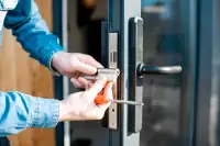 24/7 Professional Locksmith / Garage Doors / Windows & Doors