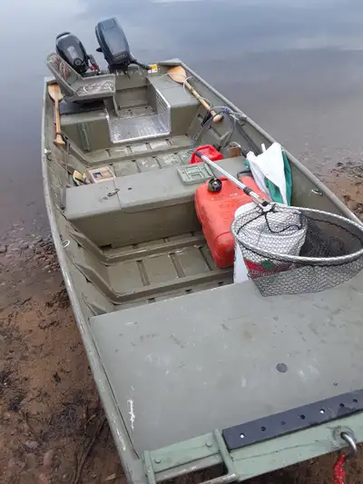 chaloupe jon boat 14 pi POIDS 145 LBS LEGER ALUMINIUM avec vivier- avec trailer de compagnie- moteur...