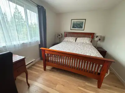 This room is in a beautiful student accommodation with 4 bedrooms total. Comes with a queen size bed...