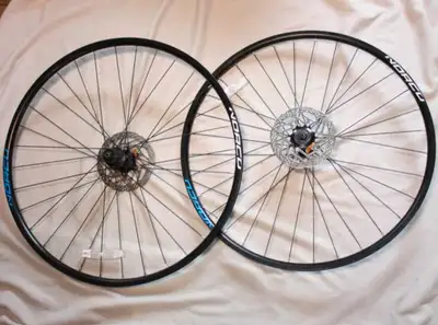 *NEUF NEW* 700c Aluminum Bicycle Wheelset. Frein à disque, View more