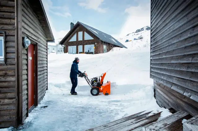 ST 230 Snow Thrower in Snowblowers in Oshawa / Durham Region - Image 6