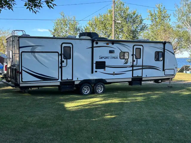 2014 Venture SportTrek 322VBH – Rear Bunkhouse, Outdoor Kitchen, in Travel Trailers & Campers in Regina - Image 4