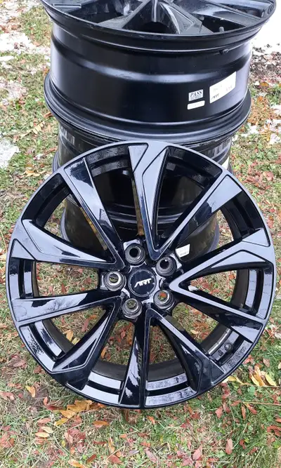 4 mags size 19" Bolt Pattern: 5x114.3 mm or 5x4.5 inches Center Bore: 60.1 mm
