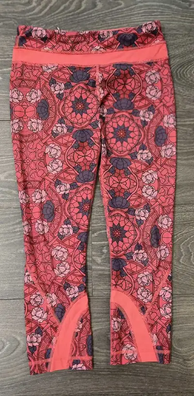 These are gently pre-owned Lululemon leggings size 4 with a unique patterned design, perfect for yog...