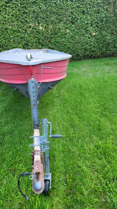 Le tout pour 2500$ ou Peut vendre séparément Chaloupe 14 pieds - 1000$ *Ne prends pas l'eau, couche...