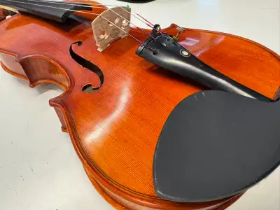 Selling a well-maintained 4/4 full-size violin, perfect for students, advancing beginners, or anyone...