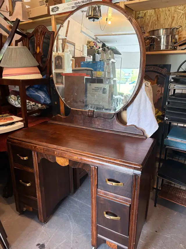 Vintage 4 Drawer Vanity with Mirror in Dressers & Wardrobes in Calgary - Image 2