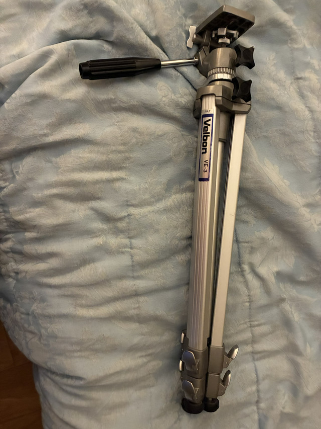 large camera tripod in Cameras & Camcorders in Kelowna - Image 3