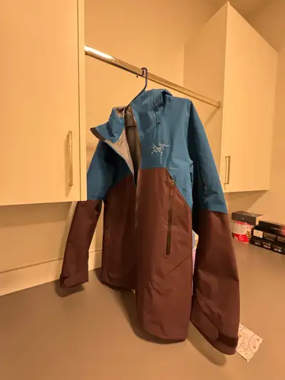 Mens Arcteryx Rush Goretex jacket in very mint condition. Used once. Size large. Color Magician.