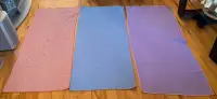 3 serviettes de yoga antidérapantes COMME NEUVES à 8$ ch ou 3 po
