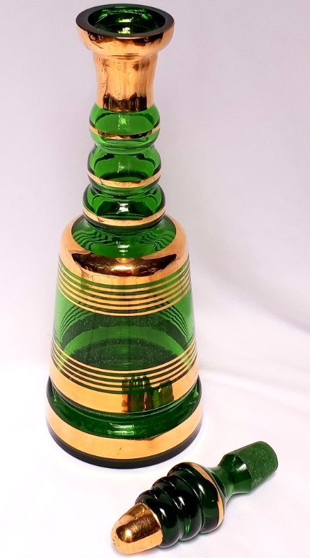 Pretty 1960s Emerald Green and Gilt Trimmed Glass Decanter! in Arts & Collectibles in London - Image 4