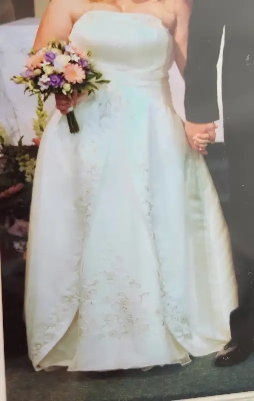 WEDDING DRESS with VEIL AND SHAWL in Wedding in Peterborough - Image 3