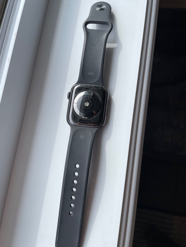 Apple watch serie 4 44mm dans Bijoux et montres  à Saguenay - Image 4