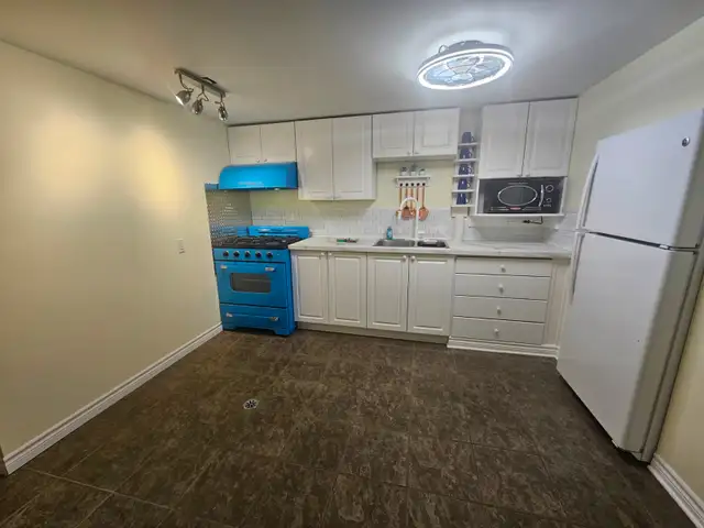 1 bedroom 1 bath walkout basement apartment in Long Term Rentals in Mississauga / Peel Region - Image 23