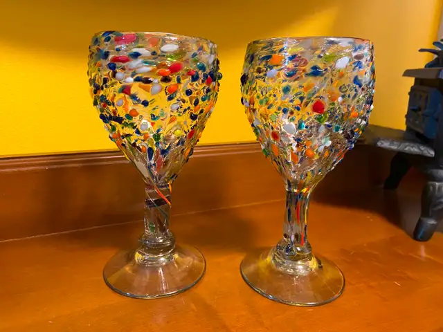 Pair of Handblown Mexican Glass Pebbled Confetti Wine Glasses in Arts & Collectibles in Oshawa / Durham Region - Image 2