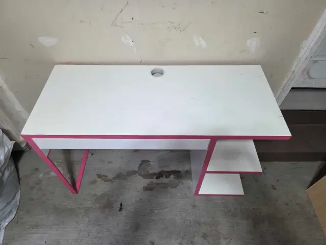 Desk Pink White in Desks in Ottawa - Image 2