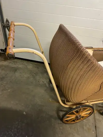Beautiful Wicker Buggy/Pram in excellent condition! Probably from the 1900. See photos for more info...
