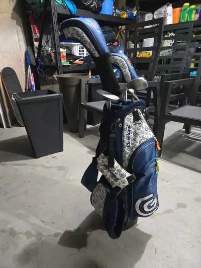 Cleveland junior golf clubs Bought new in 2023 Only used a few times. Putter 9 iron 7 iron Sand wedg...