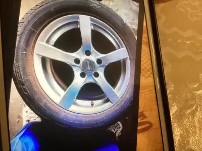 4 pneus d été avec mags grandeur 205/55/16 en tres bonne état 4 Summer tires with mags in very good...