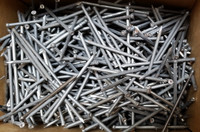 680 (4 lb) New 2½ in Bright Finish Steel Nails w Smooth Shanks